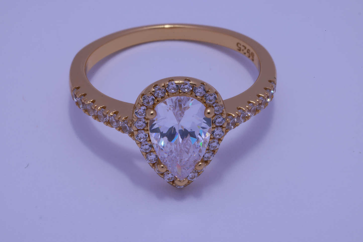 Anillo de compromiso Llama Serena con piedra Circonia en forma de gota