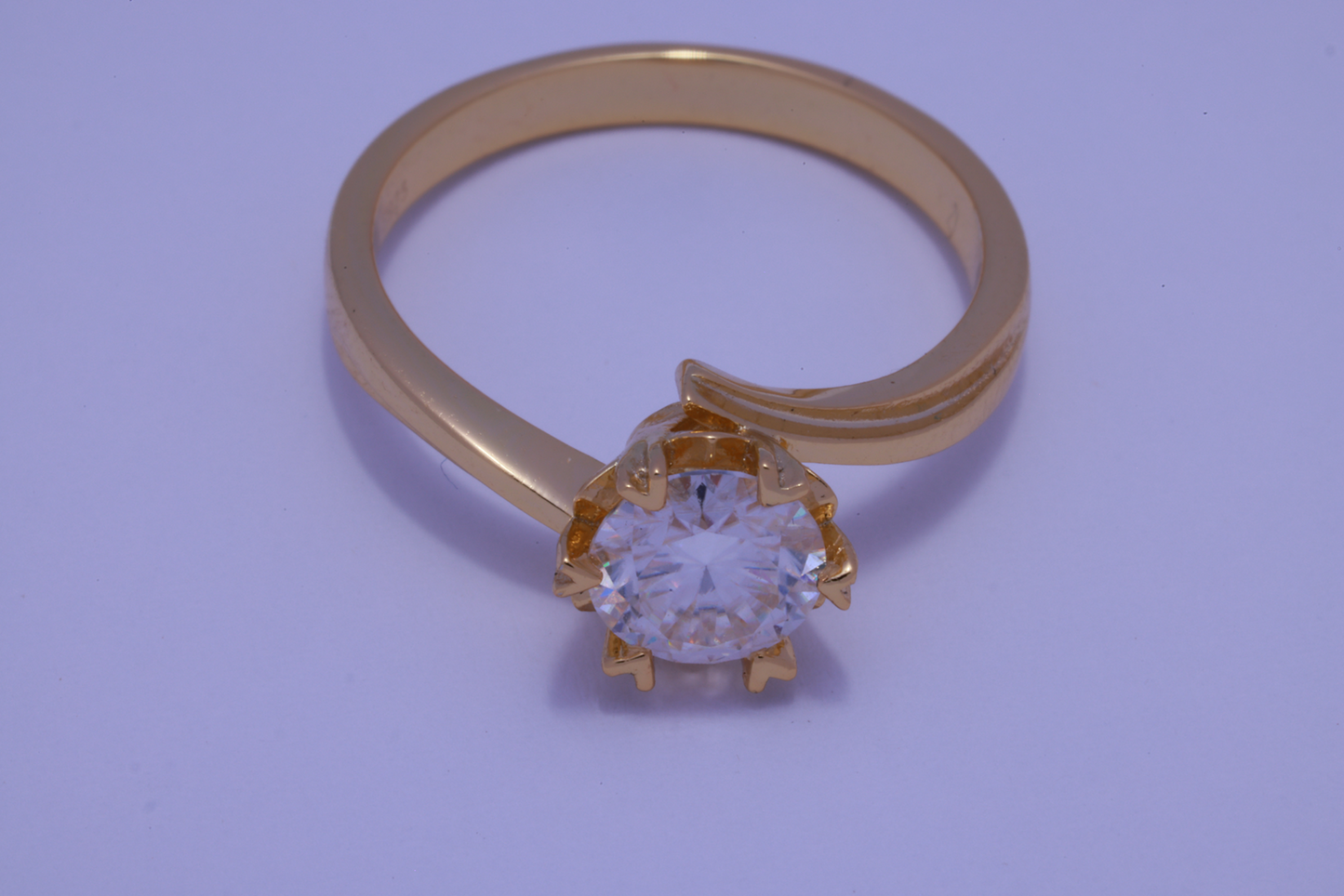 Anillo de compromiso Giro del Destino con piedra mosanita