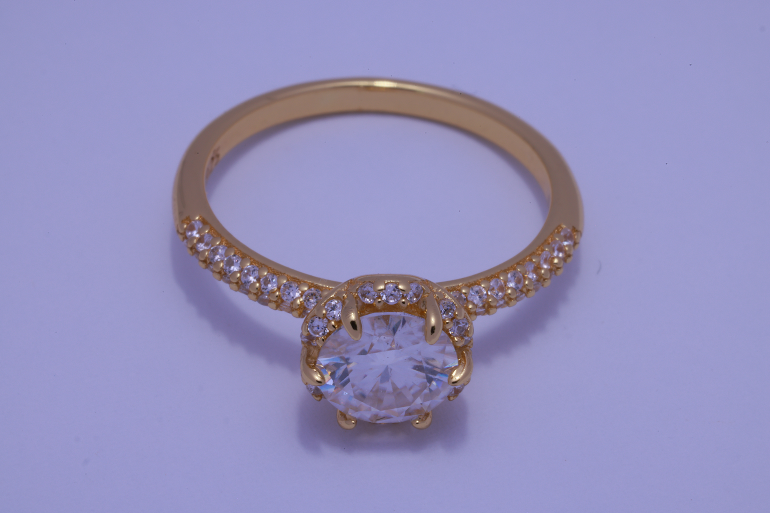 Anillo de compromiso Cumbre de Amor con piedra mosanita 1CT