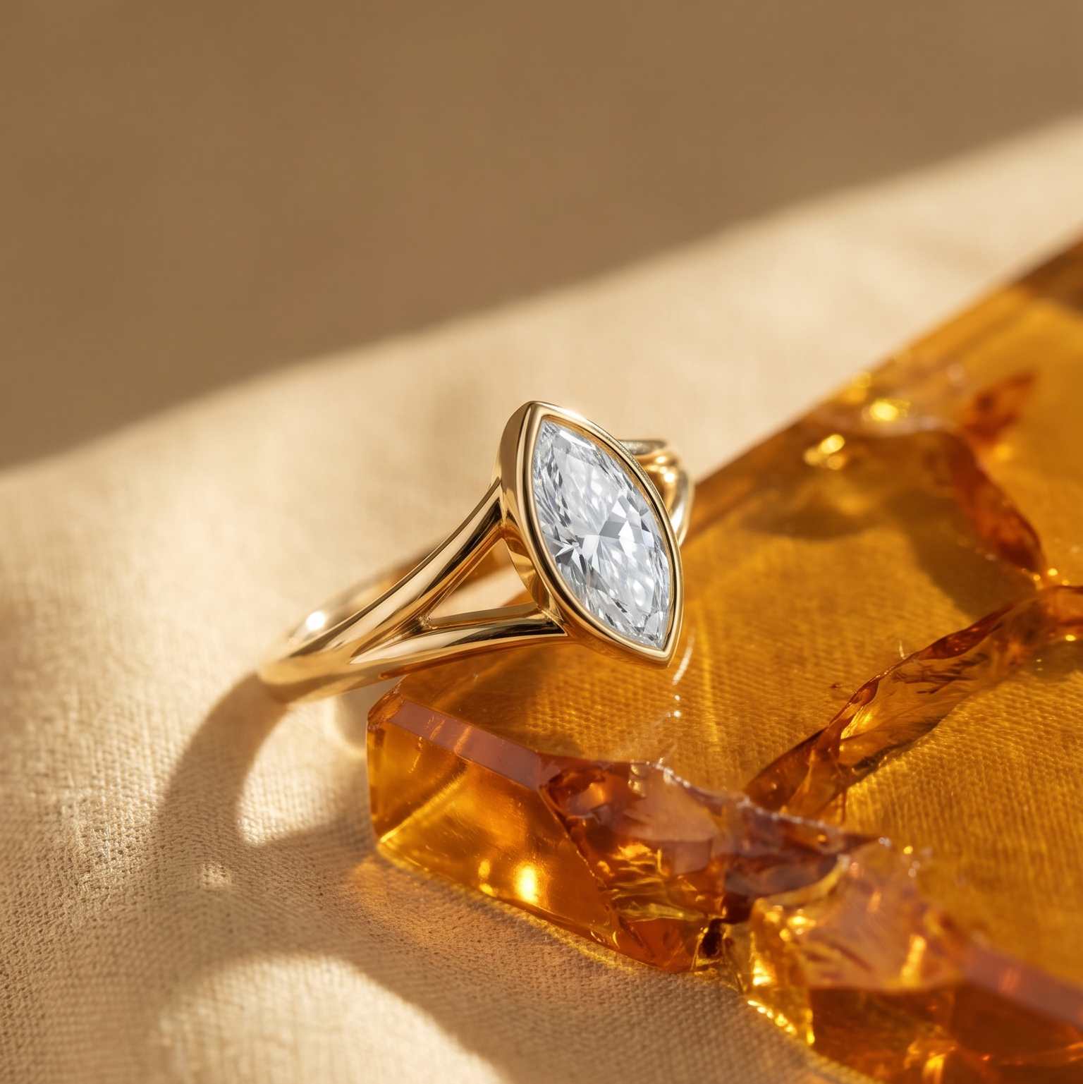 Caricia Dorada · Anillo Solitario Marquise Bezel en Oro Sólido en oro sólido — SilverShine (vista 7)