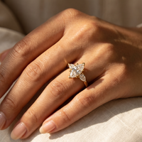 Trinidad de Amor — Anillo de Compromiso Tres Piedras