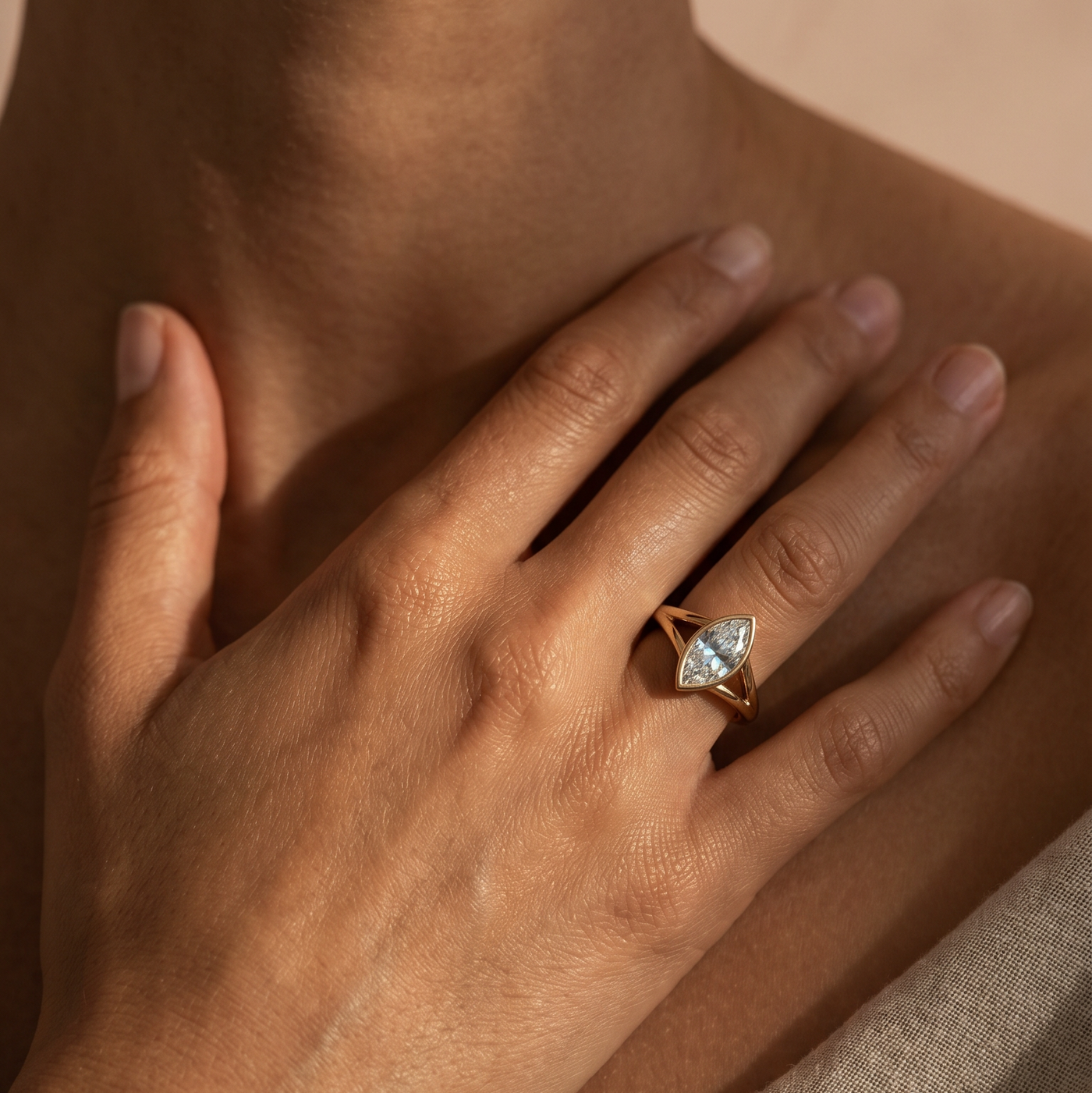 Caricia Dorada · Anillo Solitario Marquise Bezel en Oro Sólido en oro sólido — SilverShine (vista 6)
