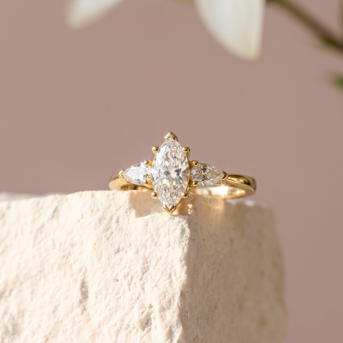 Trinidad de Amor · Anillo de Compromiso Tres Piedras en oro, vermeil o plata 925 — SilverShine (vista 4)