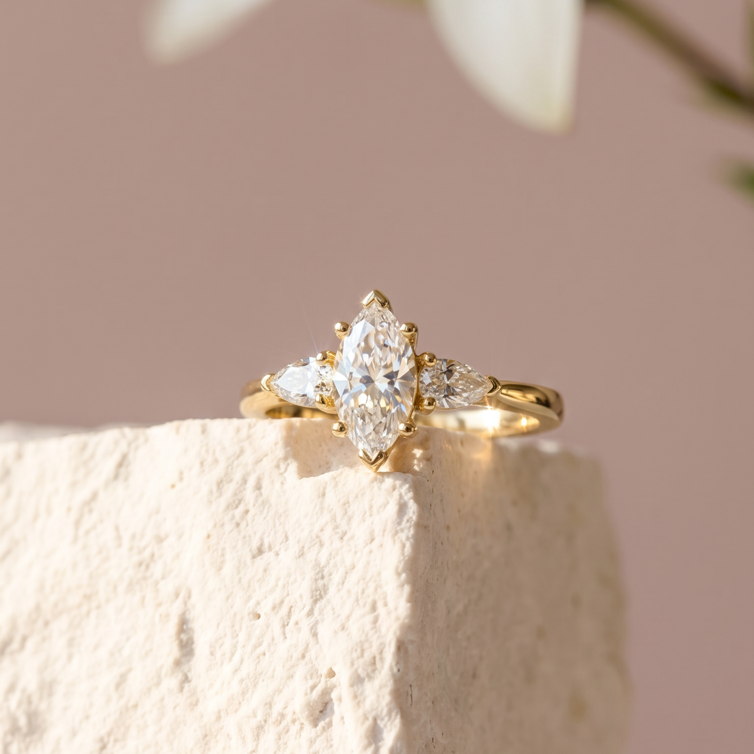 Trinidad de Amor — Anillo de Compromiso Tres Piedras