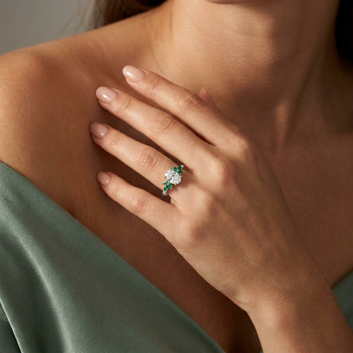 Jardín de Esmeralda · Anillo con moissanita y esmeraldas en plata 925 — SilverShine (vista 5)